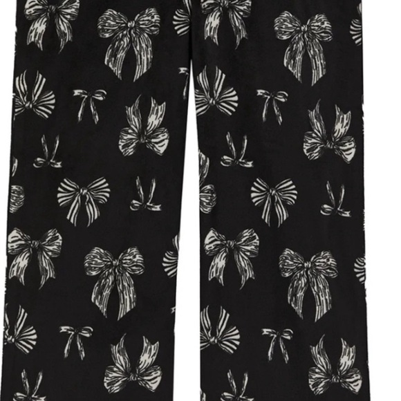 Black Long Sleeve Top with large White Bow Design and black bottoms with bows - Picture 5 of 5